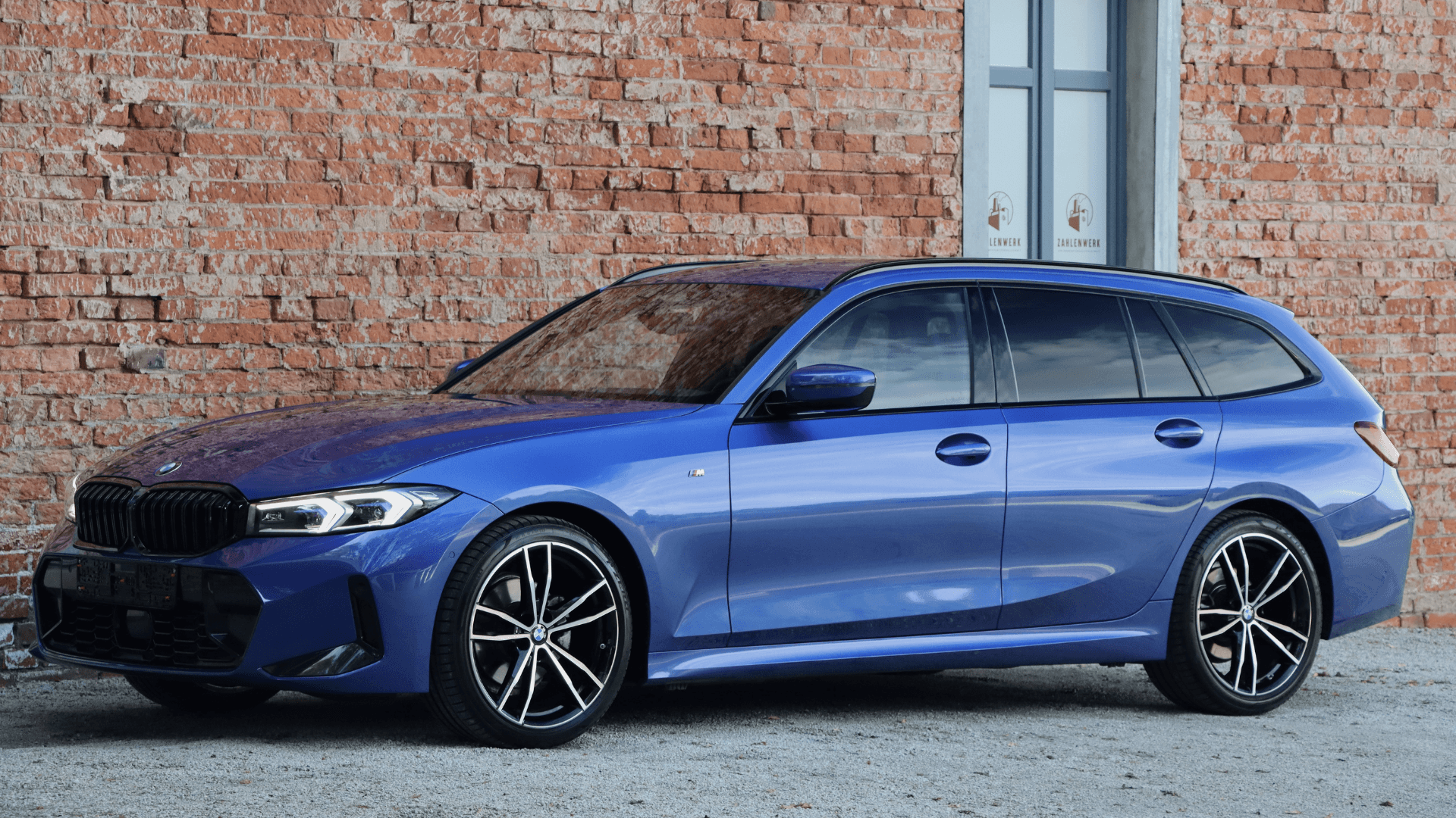 Blauer BMW 3er Touring als gepflegter Premium-Gebrauchtwagen